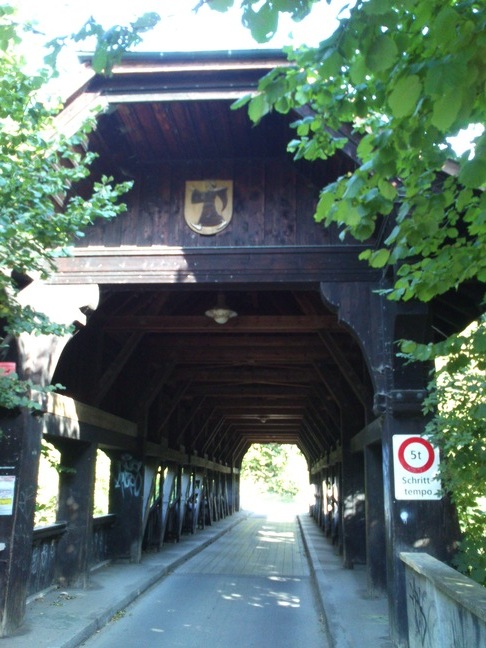 Schöne gedeckte Holzbrücke über die Birs in Münchenstein