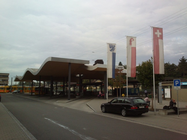 Bahnhof Arlesheim mit schön geschwungenem Dach des Busterminals