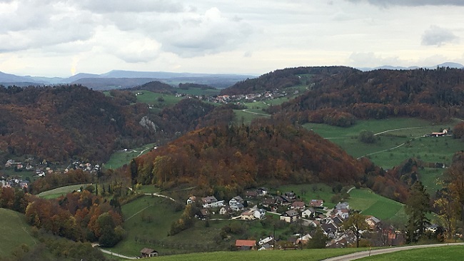 unten Louel, oben Titterten, links Reigoldswil